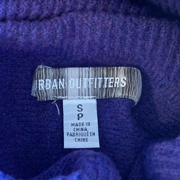 Women’s Juniors Urban Outfitters Crop Turtleneck Sweater - Picture 8 of 8